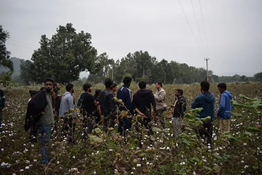Manas explaining mixed cropping to PFM 2019-21 students in Odisha.