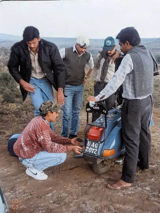 Vehicle breakdown while on a local excursion during IIFM days. (L-R) Yash, Manoj, myself, Animesh and Neeraj